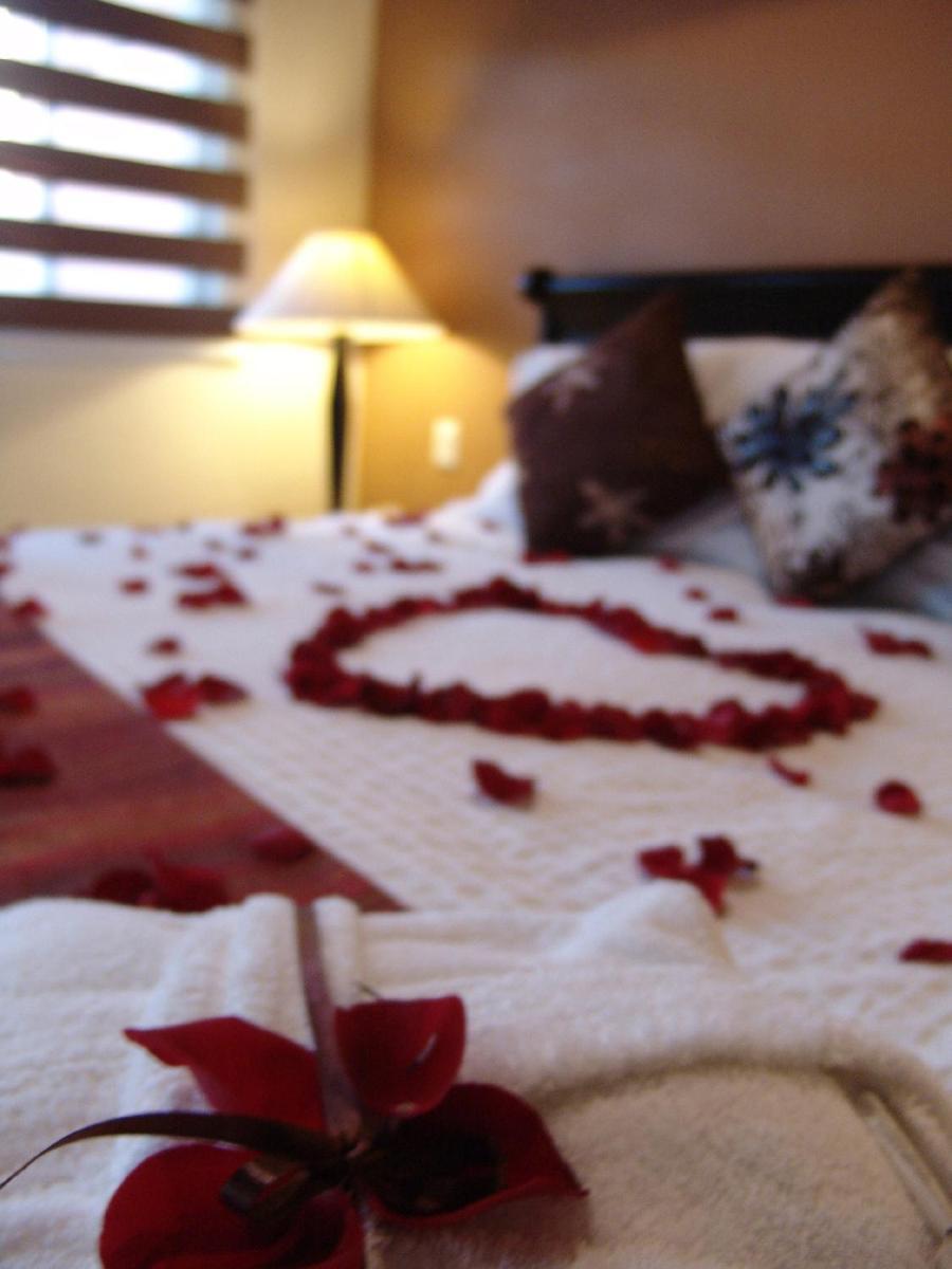 Casa Del Tio Hotel Boutique San Miguel de Allende Phòng bức ảnh A bed decorated with rose petals