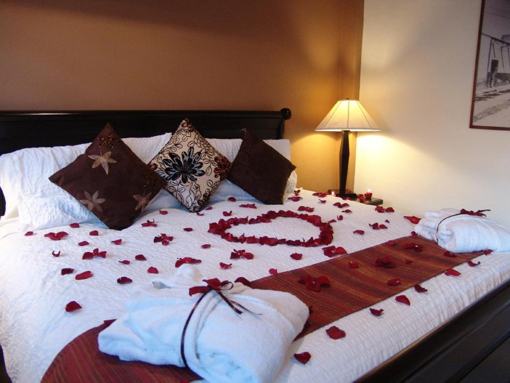 Casa Del Tio Hotel Boutique San Miguel de Allende Phòng bức ảnh A bed with rose petals