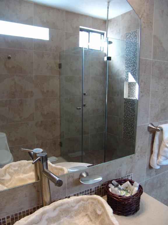 Casa Del Tio Hotel Boutique San Miguel de Allende Phòng bức ảnh A shower door